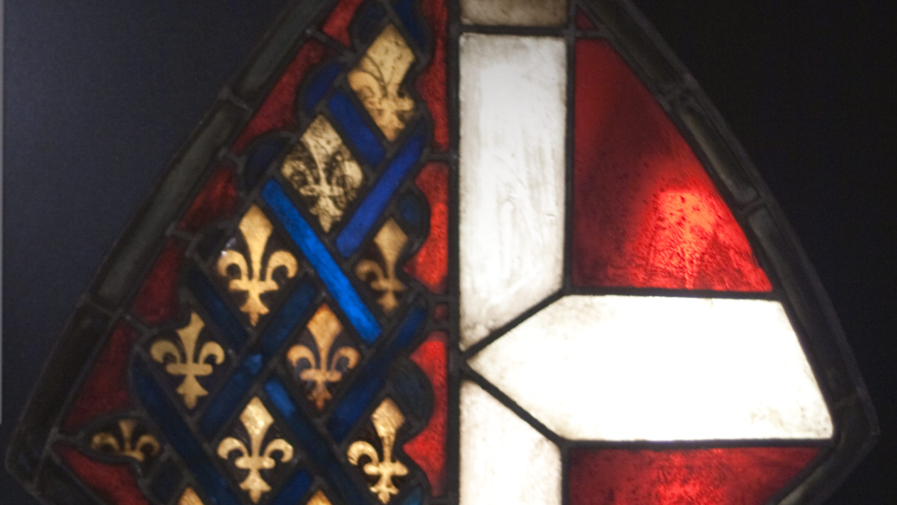 Buntglasfenster mit den Wappen des Herzogtums Berry und der Grafschaft Savoyen