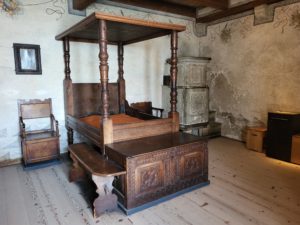 Lit en bois situé dans la Chambre bernoise.