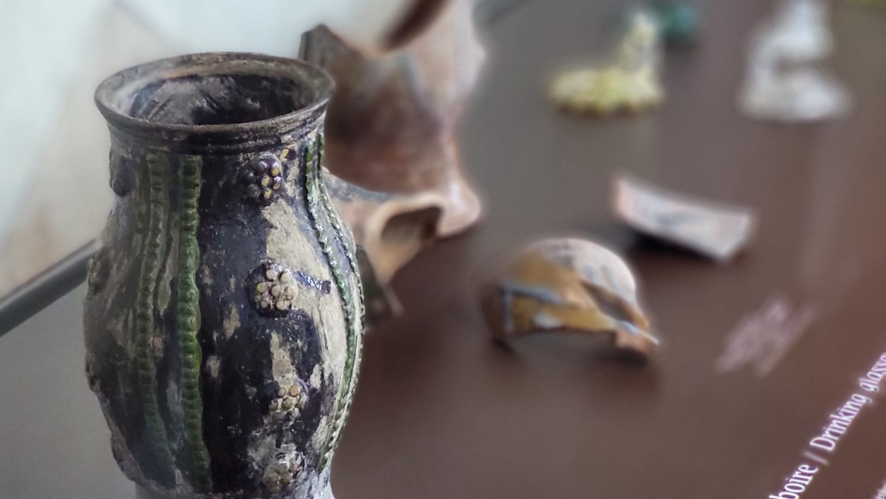 Fragments de pichets et de verres