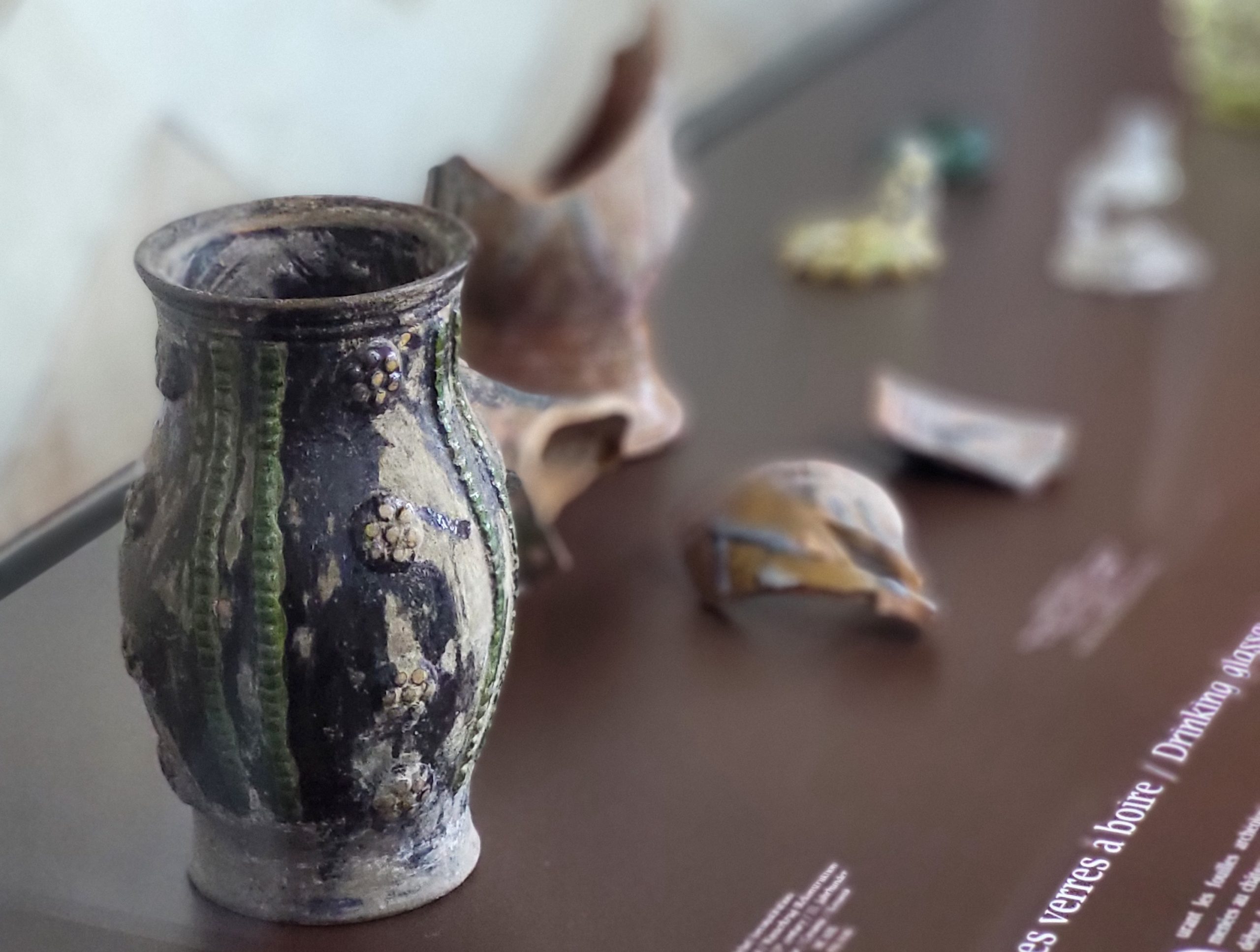 Fragments de pichets et de verres