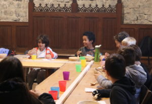 Le Club Drako est réservé aux enfants de 4 à 14 ans qui bénéficient de la gratuité aux évènements « familles » (à l’exception des ateliers d’automne). Il offre de nombreux de privilèges dont l’entrée libre au château, un rabais de 10% sur tous les articles « enfants » à la boutique du château, un cadeau de bienvenue.